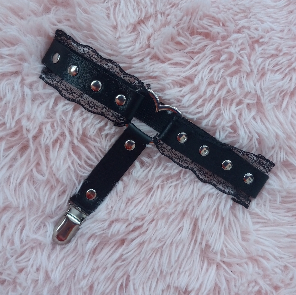 Metal heart & lace sexy thigh garter! Adjustable for all sizes! - Picture 4 of 8